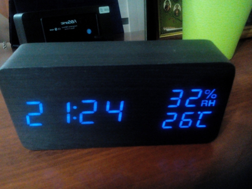 Электронные часы с температурой и влажностью