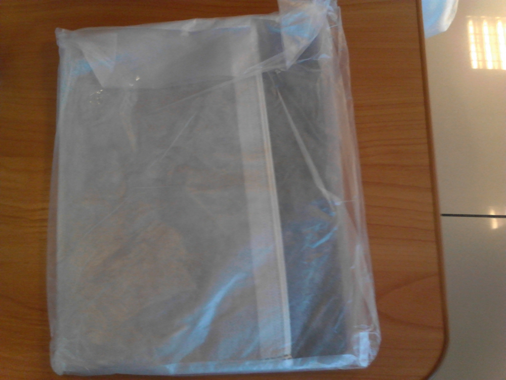 сумочка была упакована в тканевый белый мешочек, потом прозрачный полиэтиленовый, сверху белый почтовый пакет. 